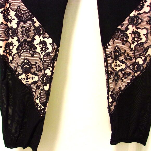 Pre-Owned Ladies Black Fabletics Capris Size Large in Excellent Condition - Picture 4 of 8